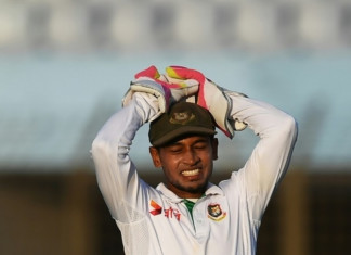 Bangladesh captain Mushfiqur Rahim shows his frustration during the third day's play of the first Test against England at Zahur Ahmed Chowdhury Cricket Stadium in Chittagong on October 22, 2016 ©Dibyangshu Sarkar (AFP/File)