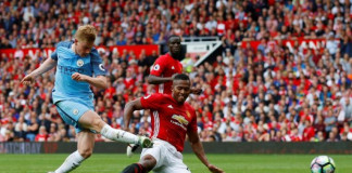 City edge United in derby clash, Arsenal leave it late