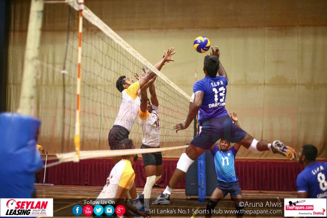 මන්චි ජාතික වොලිබෝල් තරගාවලිය (සුපර් ලීග් දෙවැනි දිනය - පිරිමි) විදුලි බල මණ්ඩල ක්‍රීඩා සමාජය සහ වරාය අධිකාරී ක්‍රීඩා සමාජය අතර තරගයේ ඡායාරූපයක්. ©ThePapare.com