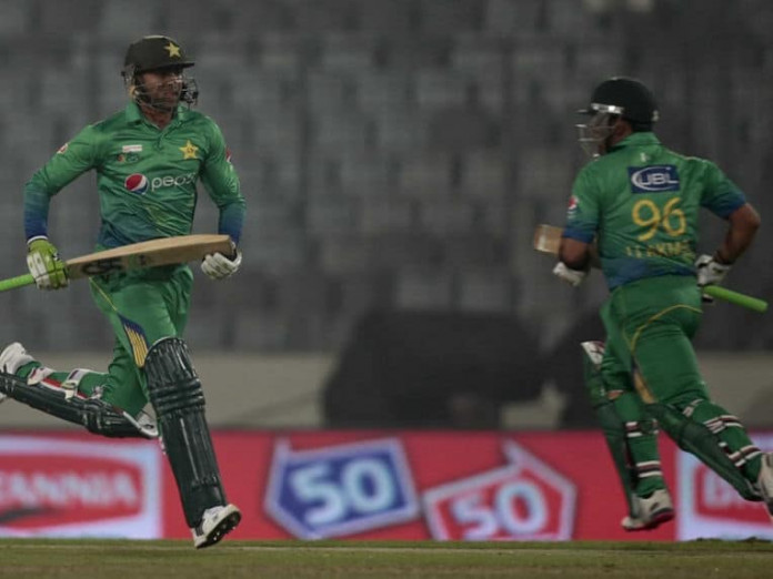 Malik, Akmal guide Pakistan home